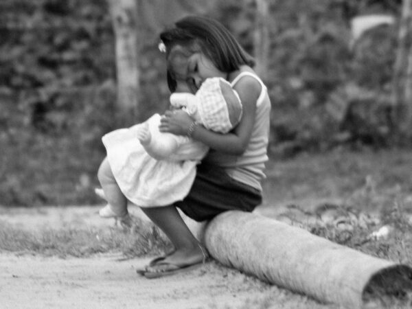 Por que as mães não conseguem proteger suas filhas?